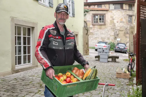 Lebensmittelspenden vom Wochenmarkt abholen