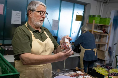 Lebensmittelspenden für Verkauf vorbereiten