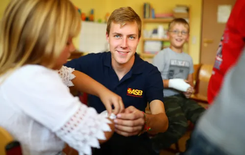 Bring Kindern Erste-Hilfe bei und werde Teil der Rettungsbienchen!