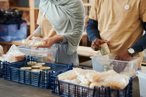 Sortiere bei der Wittinger Tafel gerettet Lebensmittel und unterstütze bei der Ausgabe an bedürftige Menschen