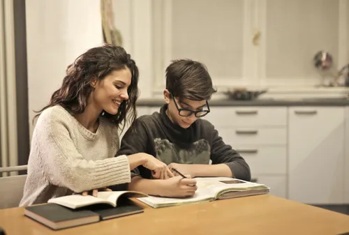 Unterstütze Schulkinder mit Fluchtgeschichte beim Lernen