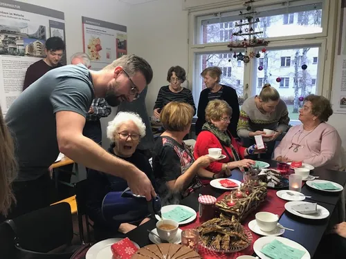 Organisiere verschiedene Veranstaltungen für ältere Menschen und bereite so allen eine Freude!