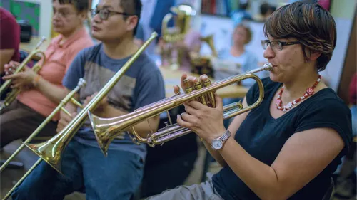 Für Senior*innen musizieren und mit ihnen singen