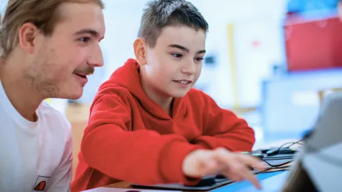 Mit einzelnen Kindern lesen, schreiben, rechnen), ggf. Klassenlehrer im Unterricht unterstützen) Portiersdienst im Büro (Tür elektrisch öffnen, Telefonate annehmen)