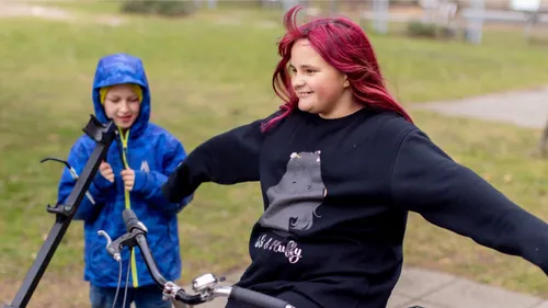 Kinder beim Erlernen vom Fahrradfahren betreuen