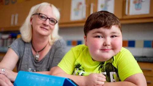 Hilfe bei den Hausaufgaben für geflüchtete Schulkinder