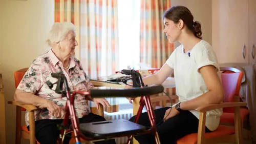 Herzenswärme spenden - Besuche von älteren Menschen in Pflegewohnheimen