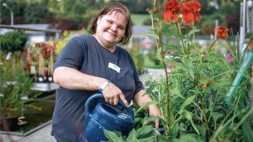 Helfer*in bei Gartenarbeit