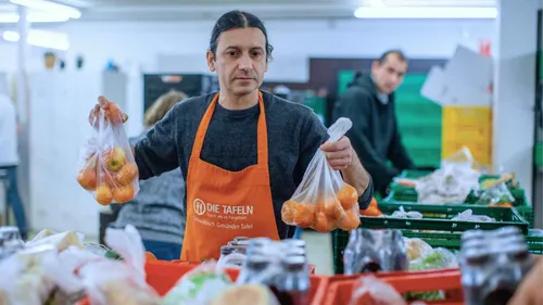 Helfer*in bei der Lebensmittelausgabe in Kooperation mit der Kölner Tafel