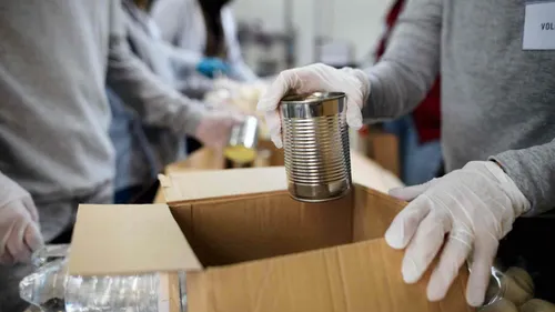 Beladen von Containern mit medizinischen Hilfsmitteln und -gütern