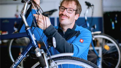 Helfer*in beim Fahrradreparieren für Kinder und Jugenliche