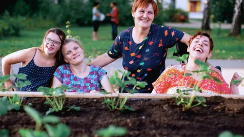 Bei der Gartenpflege helfen