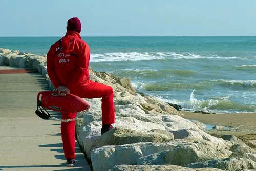 Unterstützer als Rettungsschwimmer