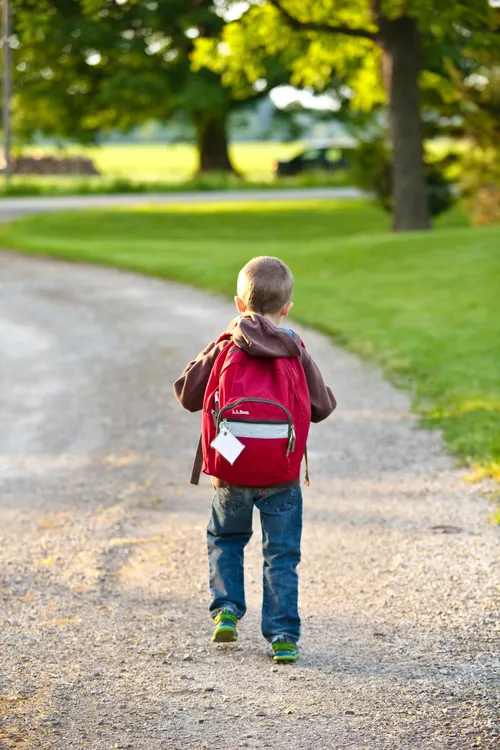 Begleite 2 Grundschüler auf ihrem Schulweg