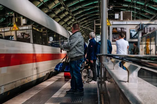 Gastgeber:in und Begleitung am Gleis in der Bahnhofsmission am Hauptbahnhof