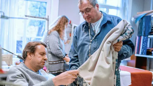 Stilvoll Wiederverwenden: Second-Hand-Kleider liebevoll für den Verkauf aufbereiten.