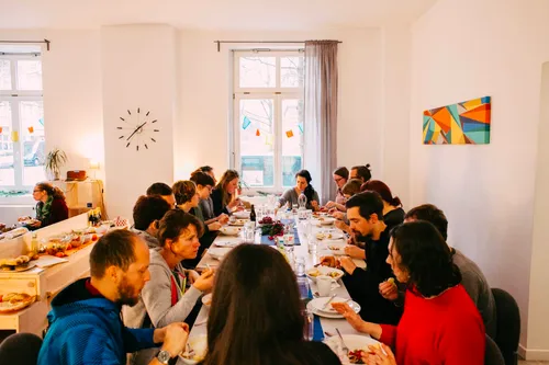 Ehrenamt in Kulturzentrum ‘Kulturschöpfer’ (CoWorking Space mit kleiner Galerie/ Workshop Space) Werde Space & Community Manager mit der Möglichkeit, persönliche Aufgaben in unserem Büro zu erledigen 🎨