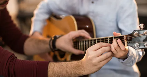 Gitarren-Begleitung gesucht - Unterstütze einen jungen Musiker mit psychischer Erkrankung