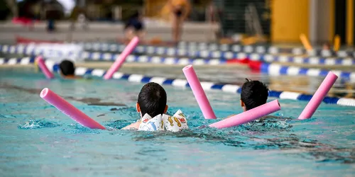 Ehrenamtliche Begleitung für Schwimmkurs gesucht