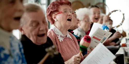 Musikbegeisterte*r gesucht: Singen mit älteren Menschen mit Demenz