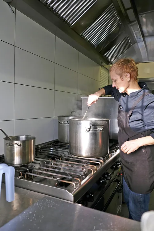 Kochen in der Gesunden Übrigküche vom Strassenfeger e.V.