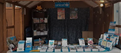 UNICEF Grußkartenverkäufer auf dem WeihnachtsZauber Gendarmenmarkt / Bebelplatz