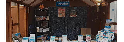 Unicef Grußkarten Verkäufer auf dem Weihnachtsmarkt am Potsdamer Platz