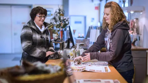 Unterstützung im Second-Hand-Bereich "Ausgehrock" im Caritaszentrum Delbrêl