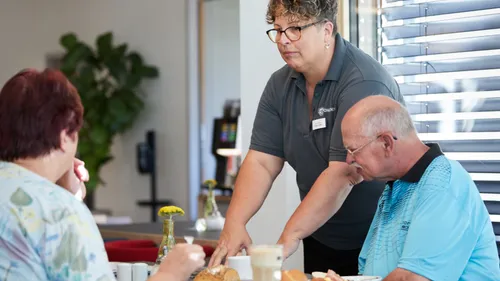 Unterstützung bei der Bewirtung in der Cafeteria