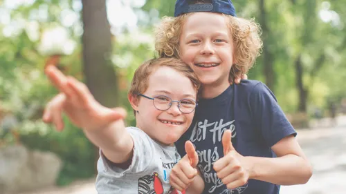 Handwerkliches Arbeiten mit Kindern in einem Kindergarten