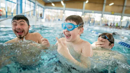 Bringe Kindern und Erwachsenen das Schwimmen bei