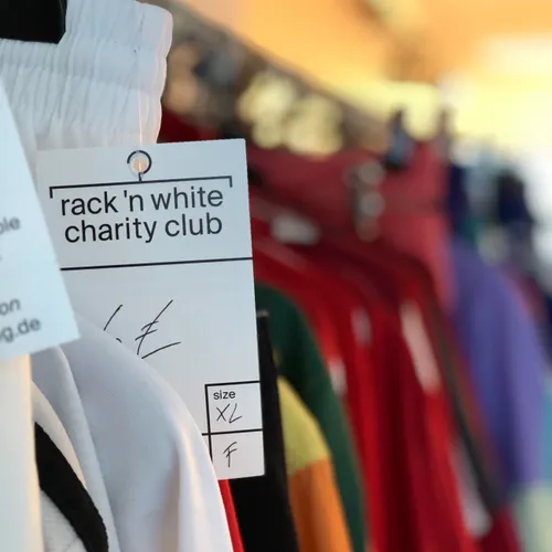 Unterstütze uns im charity-club rack 'n white Berlin