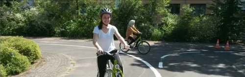 Fahrrad-Anschieberin - Radfahren lernen für Frauen*