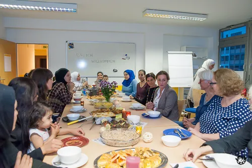 Organisiere Events für interkulturellen Austausch bei Welcome Dinner in Hamburg!