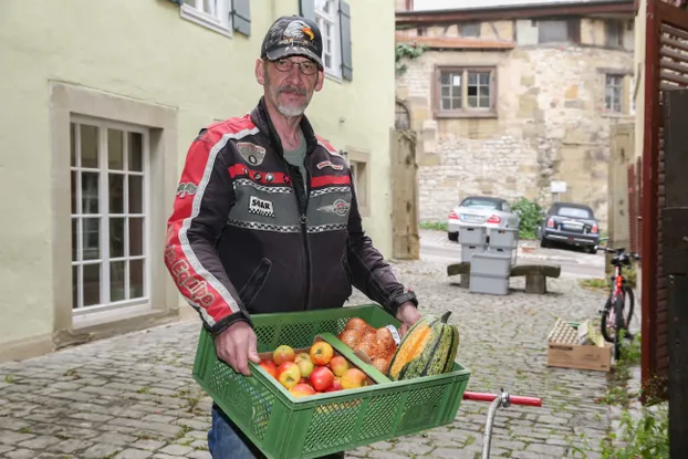 Lebensmittelspenden vom Wochenmarkt abholen by Erlacher Höhe  