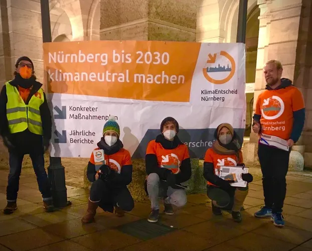 Unterschriftensammmeln für Bürgerbegehren by KlimaEntscheid Nürnberg