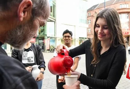 Engagiere dich bei der Bahnhofsmission am Berlin HBF by youngcaritas Berlin