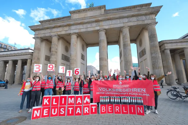 Unterschriften sammeln für den Klimaentscheid bei Klimaneustart Berlin