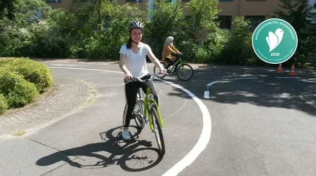 Fahrrad-Anschieberin - Radfahren lernen für Frauen* bei ADFC Berlin e.V.