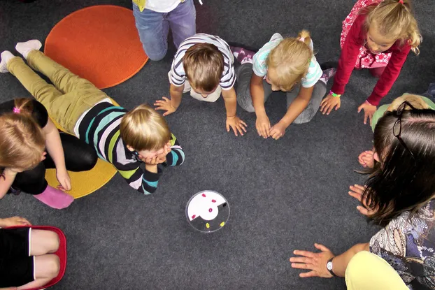 Spieleangebot für Kinder in einer Geflüchtetenunterkunft in Ostheim/Köln by Ceno & Die Paten e.V.