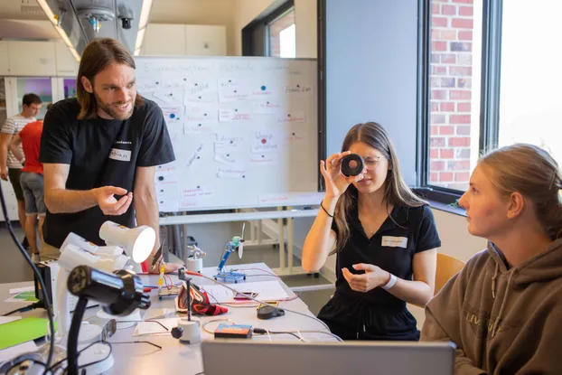 Begeistere Jugendliche für ein MINT-Lehramtsstudium in Stuttgart bei Stiftung der Deutschen Wirtschaft gGmbh