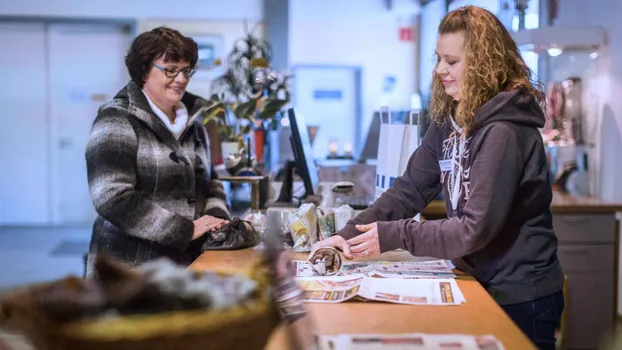 Abholung, Sortierung und Dekoration im Fairkauf- Laden im Hansa-Haus bei Freiwilligenzentrum Krefeld