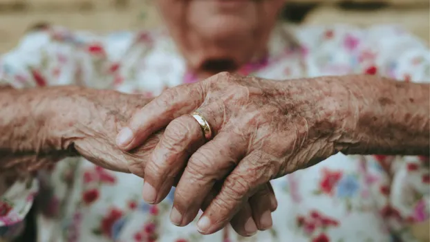 Begleitung von älteren Patient/-innen zum Gottesdienst im Krankenhaus