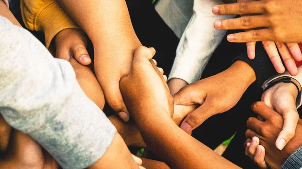 Sprachmittler von Flüchtlingsfamilien bei Besuchen von Ämtern, Schulanmeldung etc.