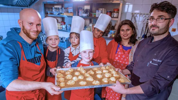 Unterstützung der Schülergruppe einer Förderschule beim Kochen bei Martin-Köllen-Schule