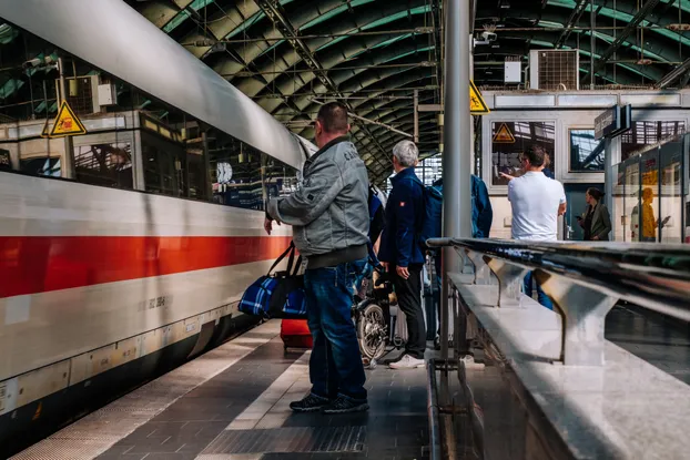 Gastgeber:in und Begleitung am Gleis in der Bahnhofsmission am Hauptbahnhof by Berliner Stadtmission