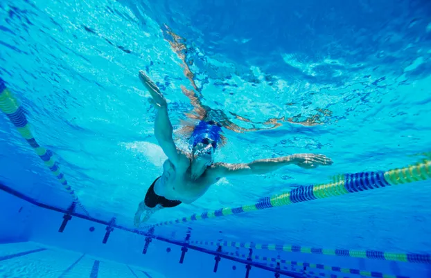 Einen 29-jährigen Mann zum Schwimmen begleiten 
