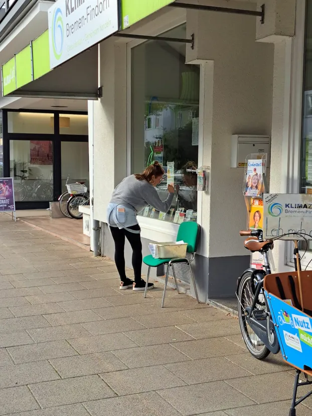 Kreative Fenstergestaltung und Beschriftung  bei Klimazone Bremen-Findorff e. V. 