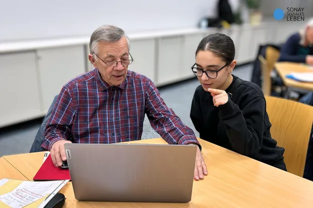 Digitale Sprechstunde für Senior:innen in der Anna-Seghers-Bibliothek - Ehrenamtliche gesucht! by Sonay soziales Leben e.V.