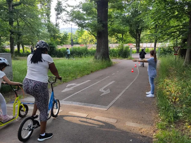 Weibliche Unterstützung bei unserem Fahrradangebot für Frauen mit Fluchterfahrung bei Bike Bridge e.V.